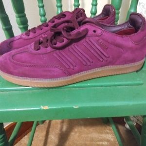 Addidas tennis shoes